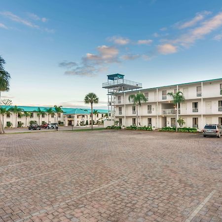 Days Inn & Suites By Wyndham Lake Okeechobee Exterior photo