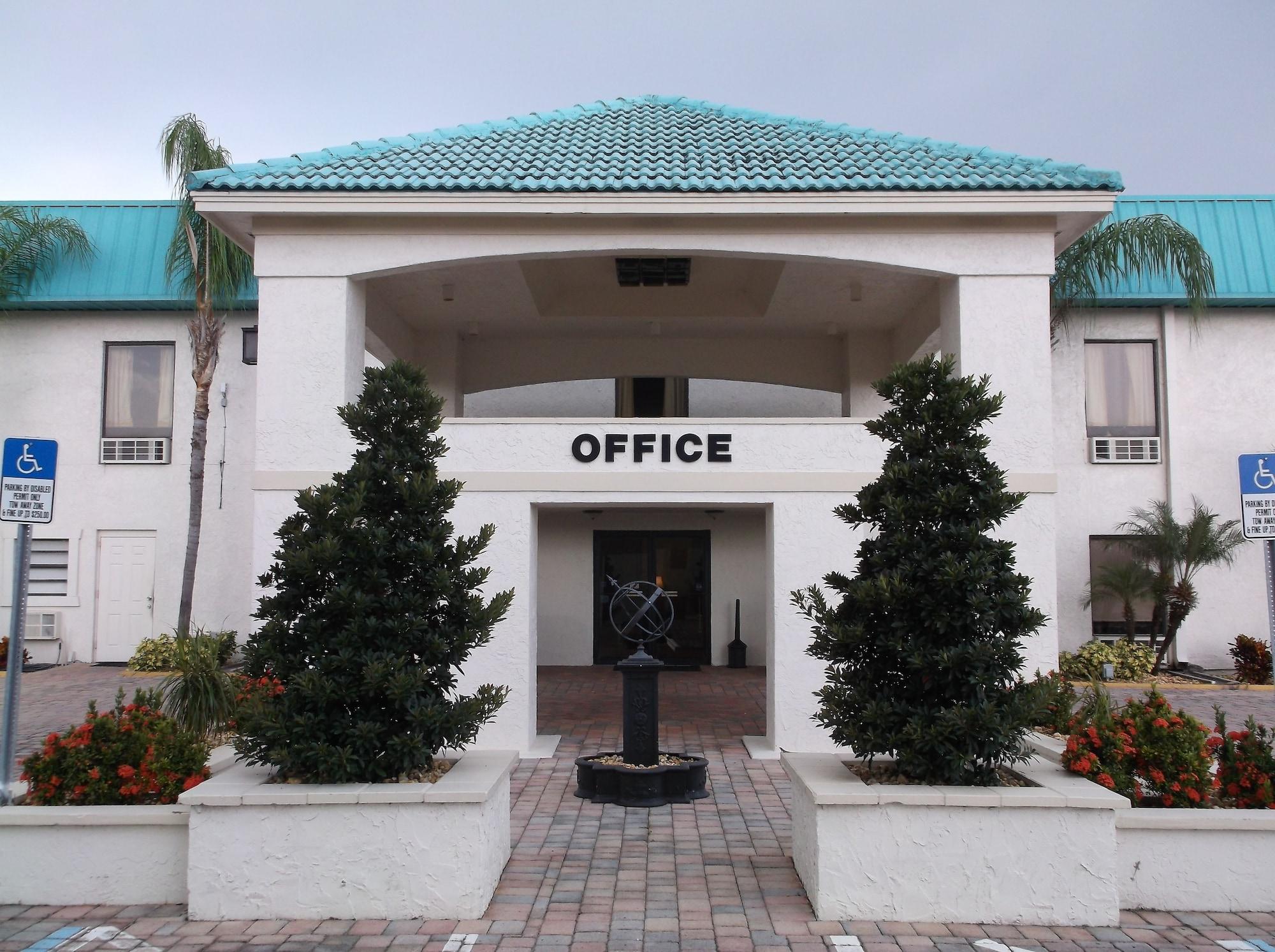 Days Inn & Suites By Wyndham Lake Okeechobee Exterior photo