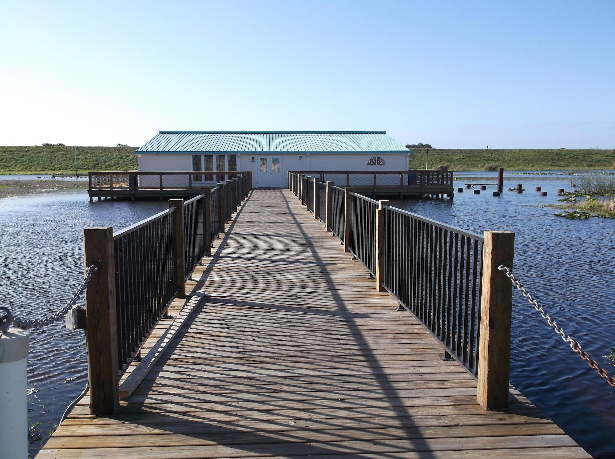 Days Inn & Suites By Wyndham Lake Okeechobee Exterior photo