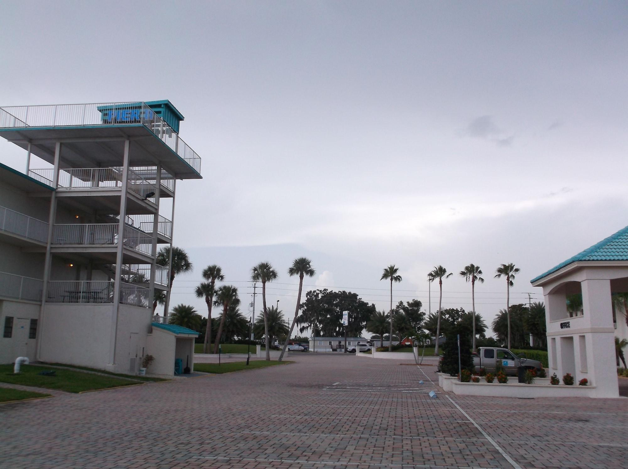 Days Inn & Suites By Wyndham Lake Okeechobee Exterior photo