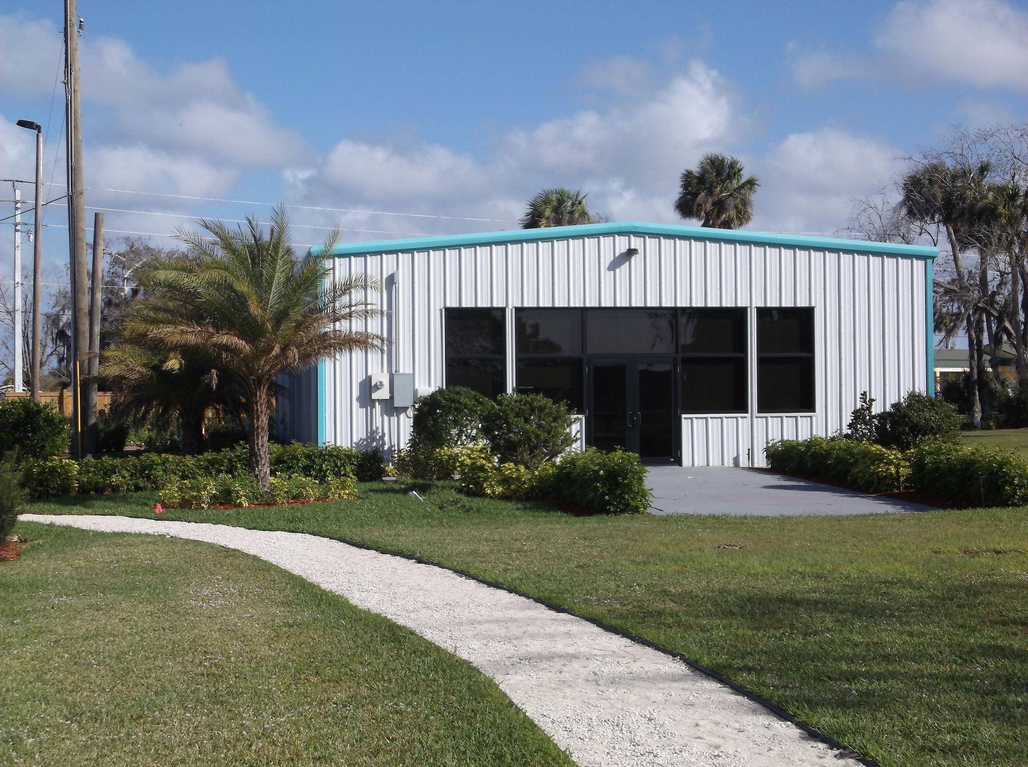 Days Inn & Suites By Wyndham Lake Okeechobee Exterior photo