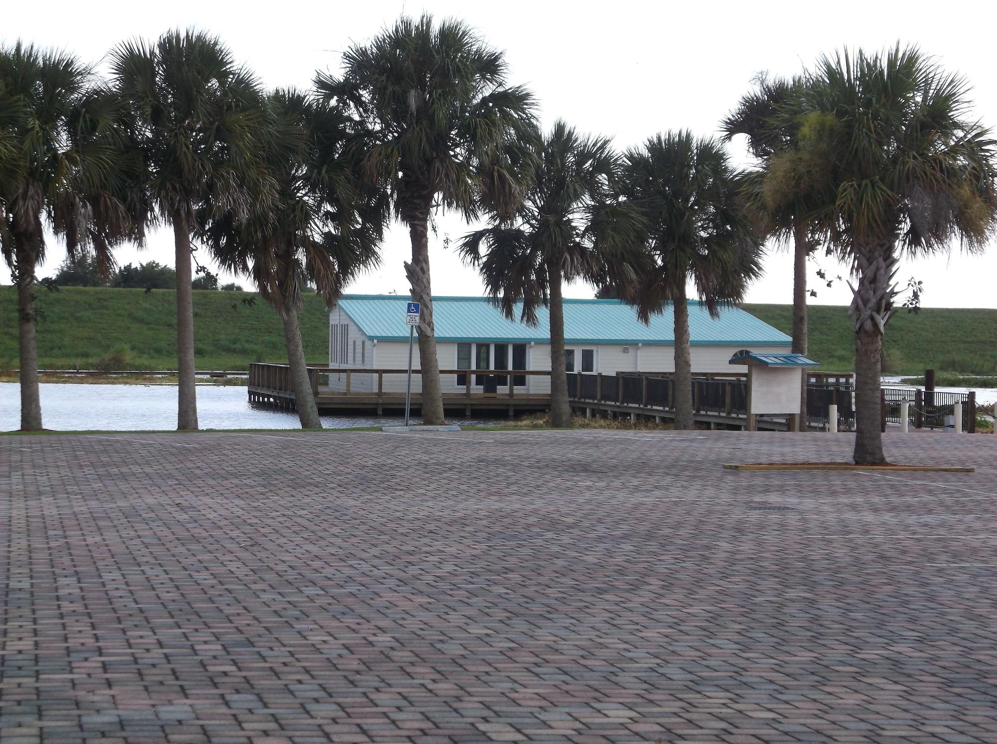 Days Inn & Suites By Wyndham Lake Okeechobee Exterior photo