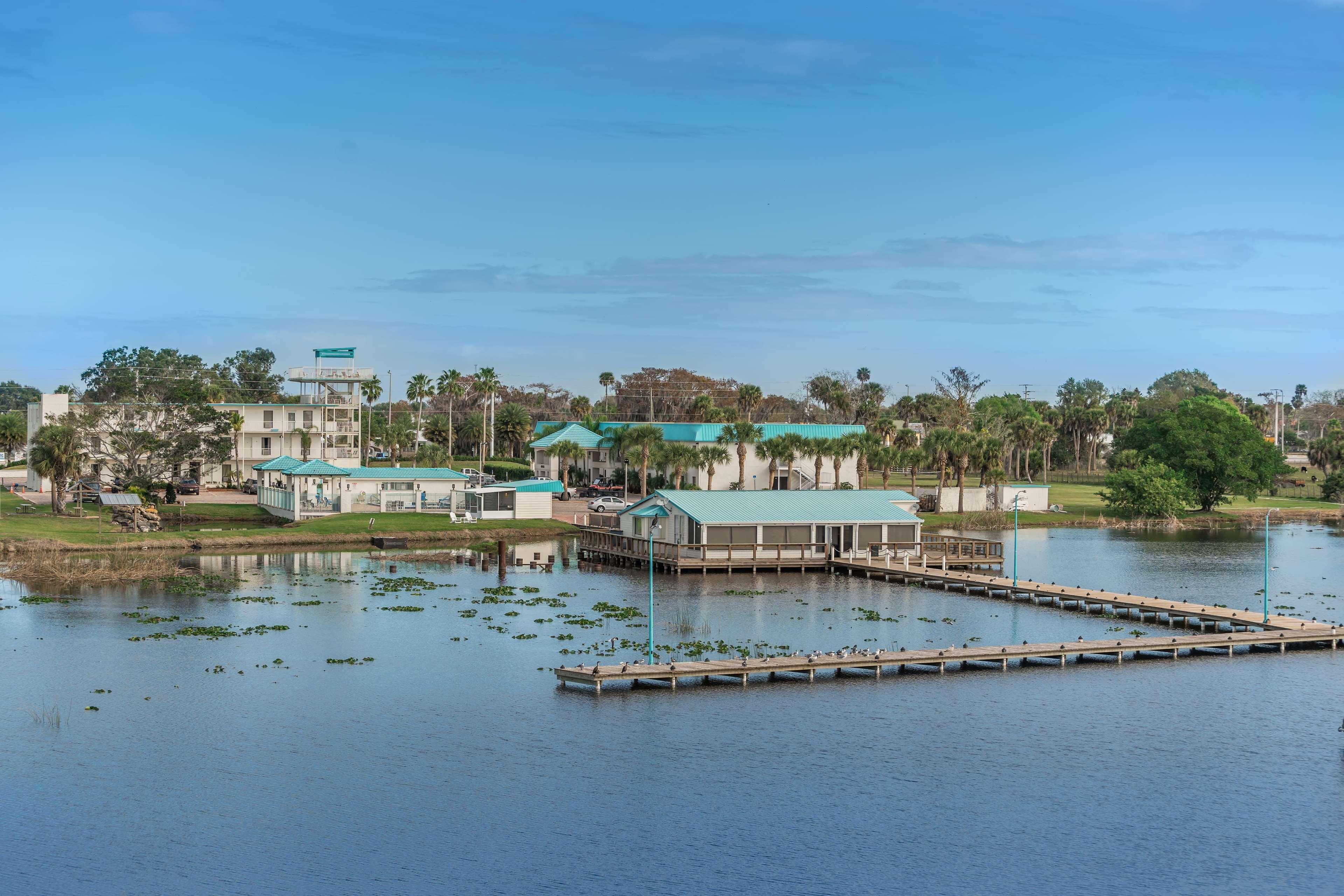 Days Inn & Suites By Wyndham Lake Okeechobee Exterior photo