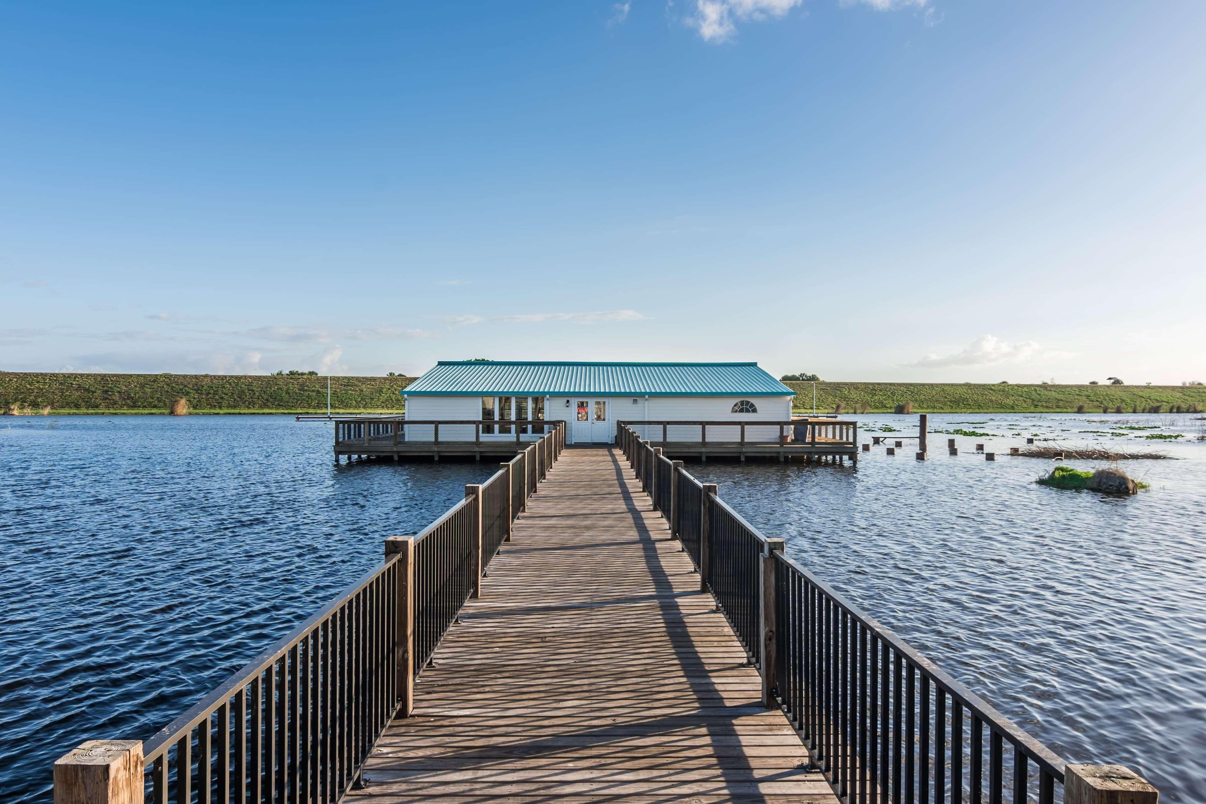 Days Inn & Suites By Wyndham Lake Okeechobee Exterior photo