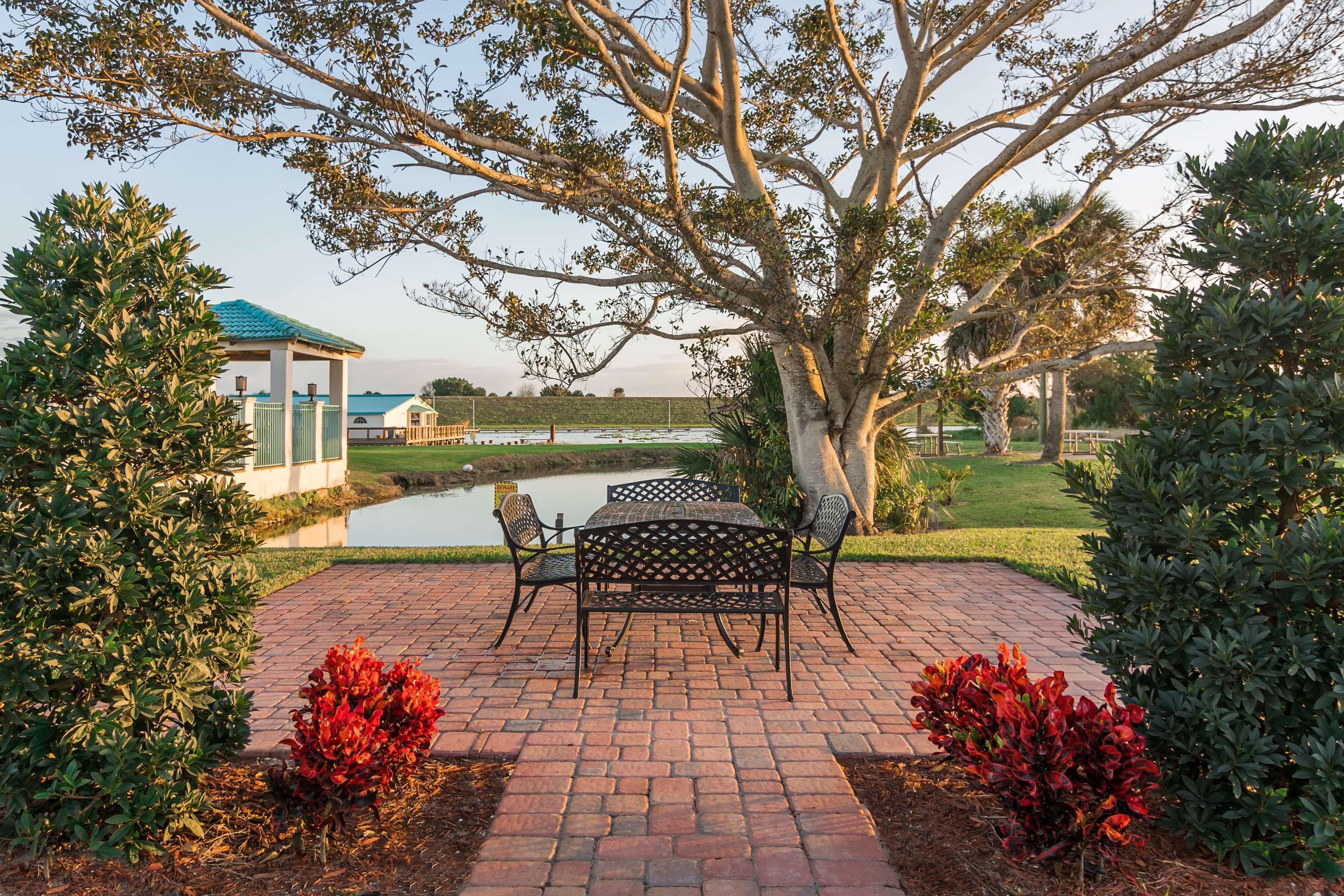 Days Inn & Suites By Wyndham Lake Okeechobee Exterior photo