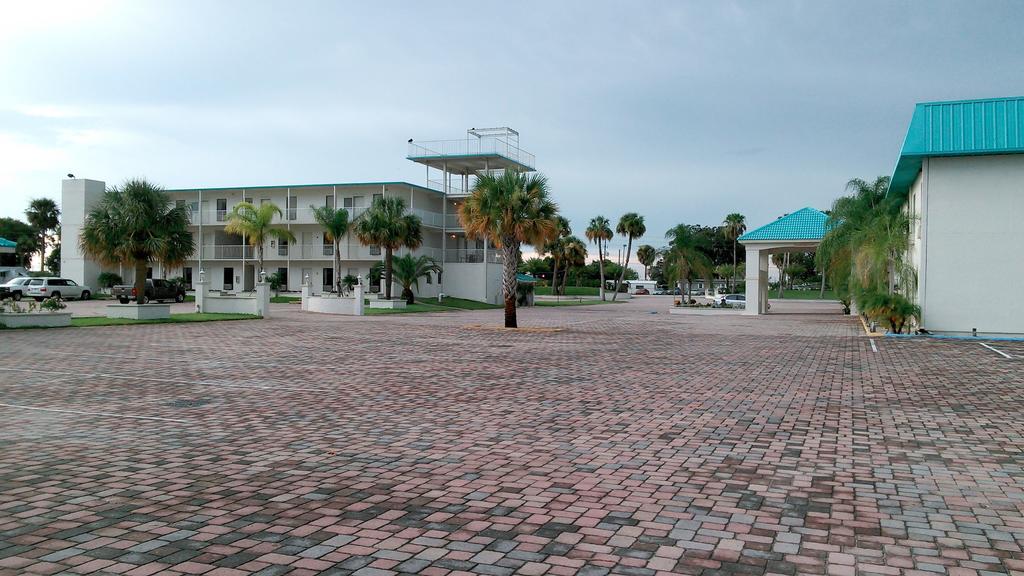 Days Inn & Suites By Wyndham Lake Okeechobee Exterior photo