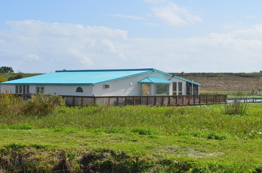 Days Inn & Suites By Wyndham Lake Okeechobee Exterior photo