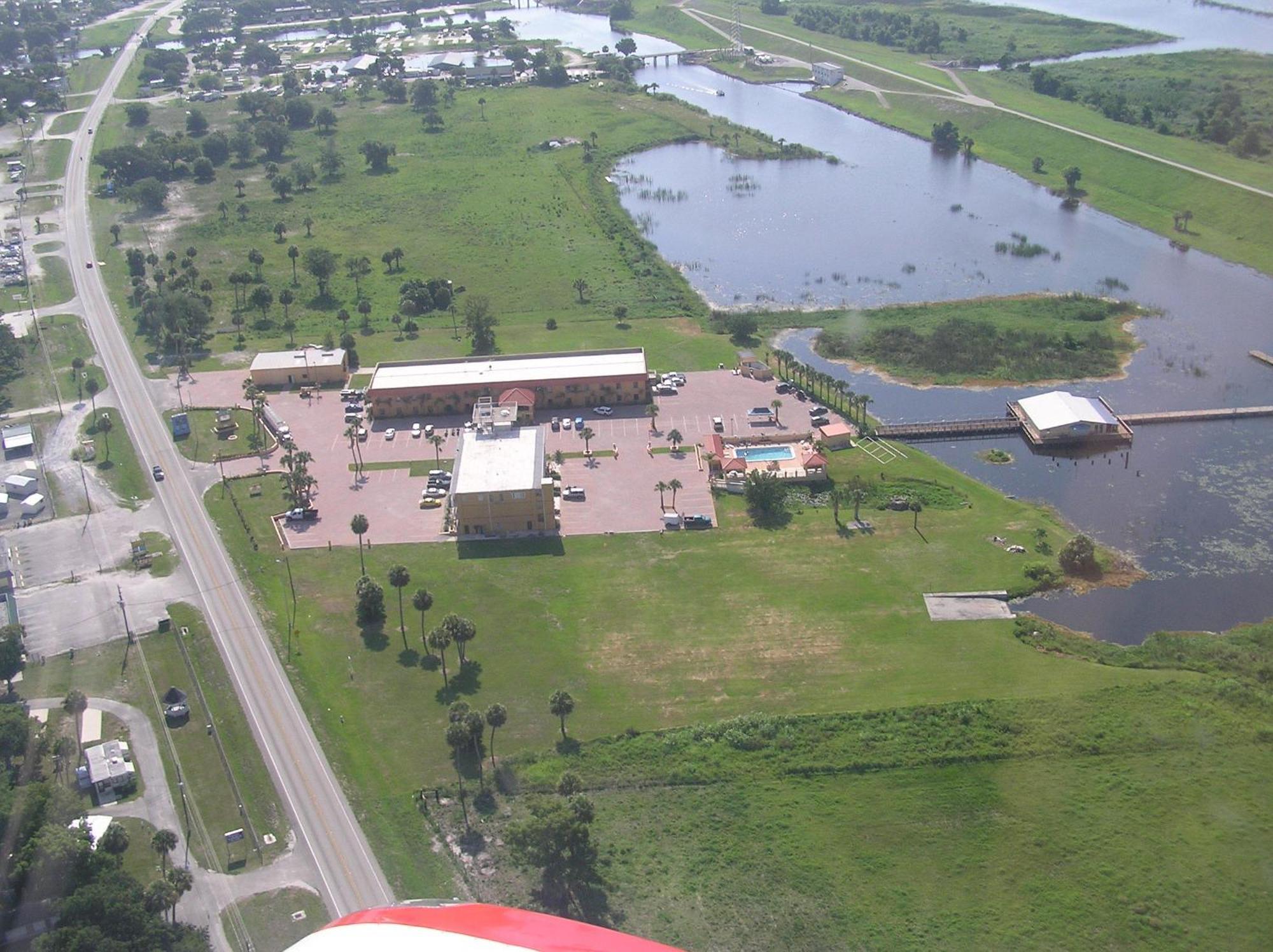 Days Inn & Suites By Wyndham Lake Okeechobee Exterior photo