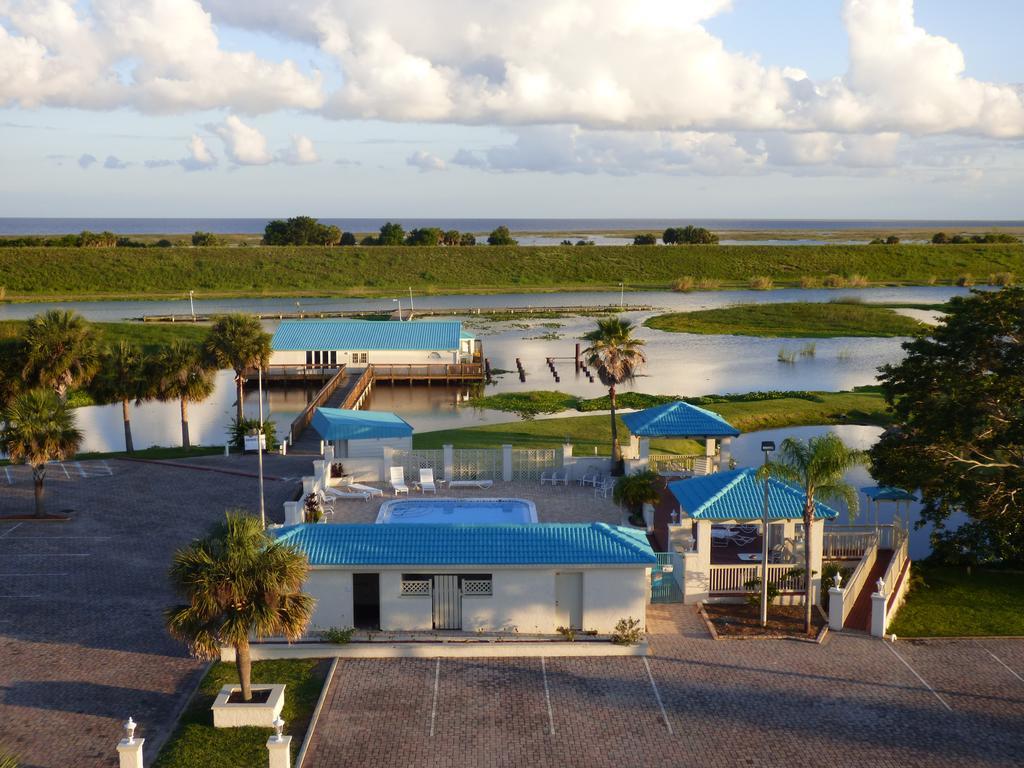 Days Inn & Suites By Wyndham Lake Okeechobee Exterior photo