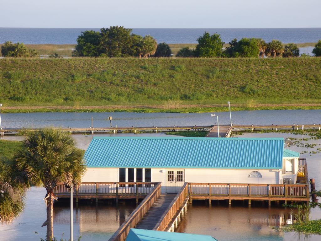 Days Inn & Suites By Wyndham Lake Okeechobee Exterior photo