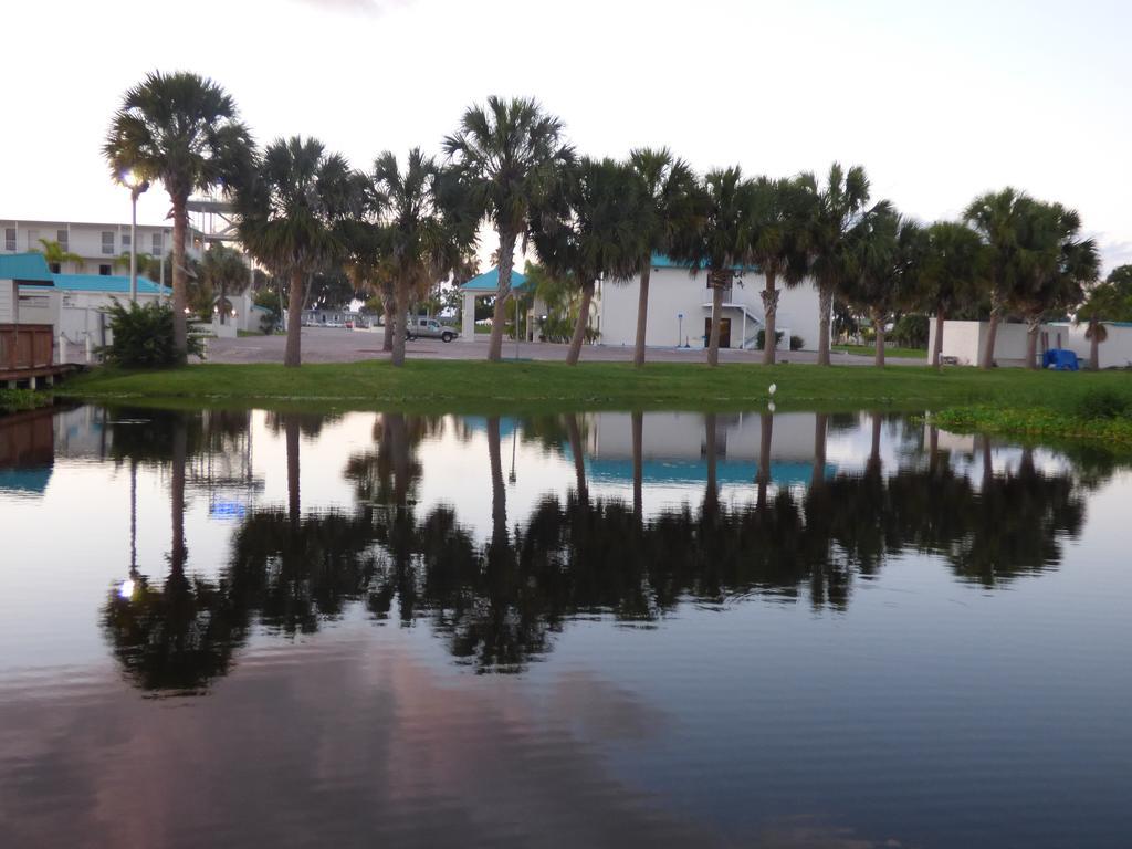 Days Inn & Suites By Wyndham Lake Okeechobee Exterior photo