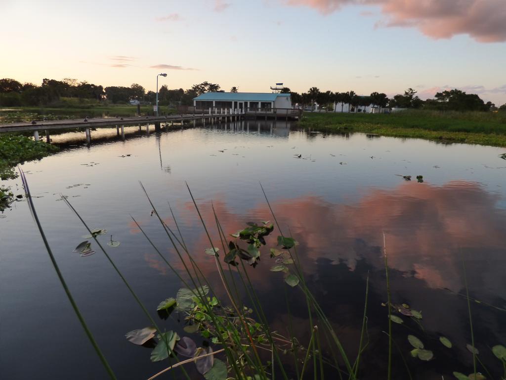 Days Inn & Suites By Wyndham Lake Okeechobee Exterior photo