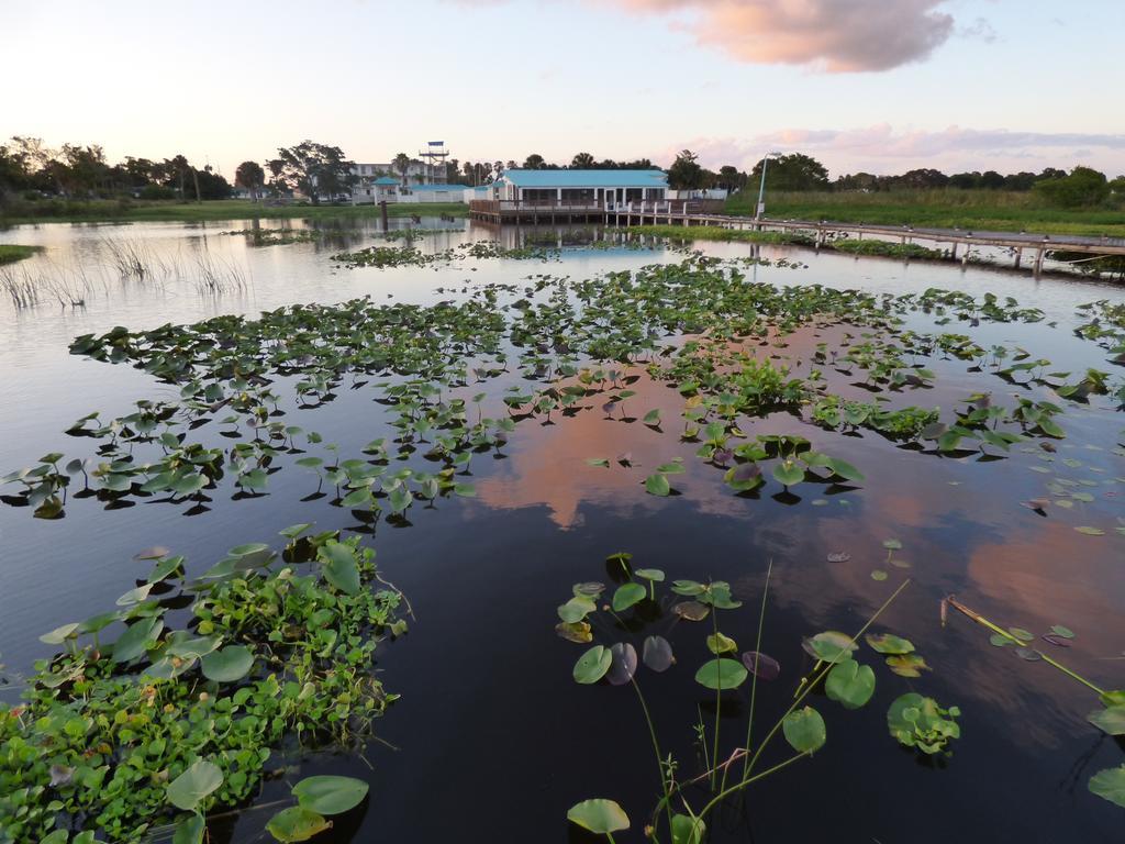 Days Inn & Suites By Wyndham Lake Okeechobee Exterior photo