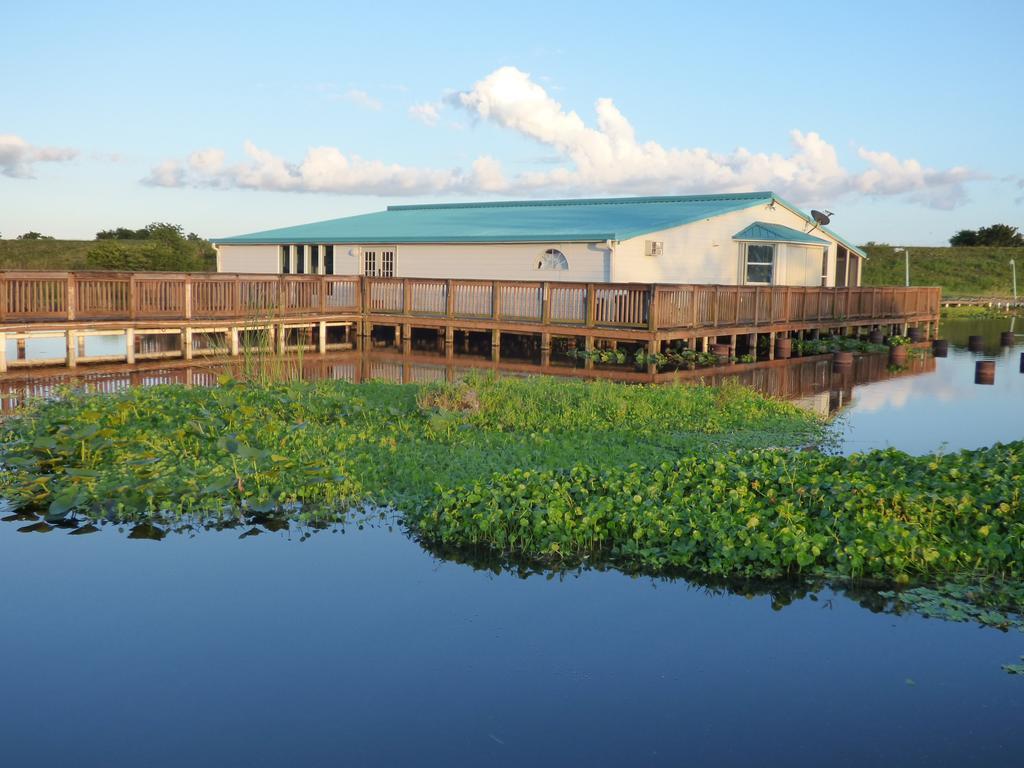 Days Inn & Suites By Wyndham Lake Okeechobee Exterior photo