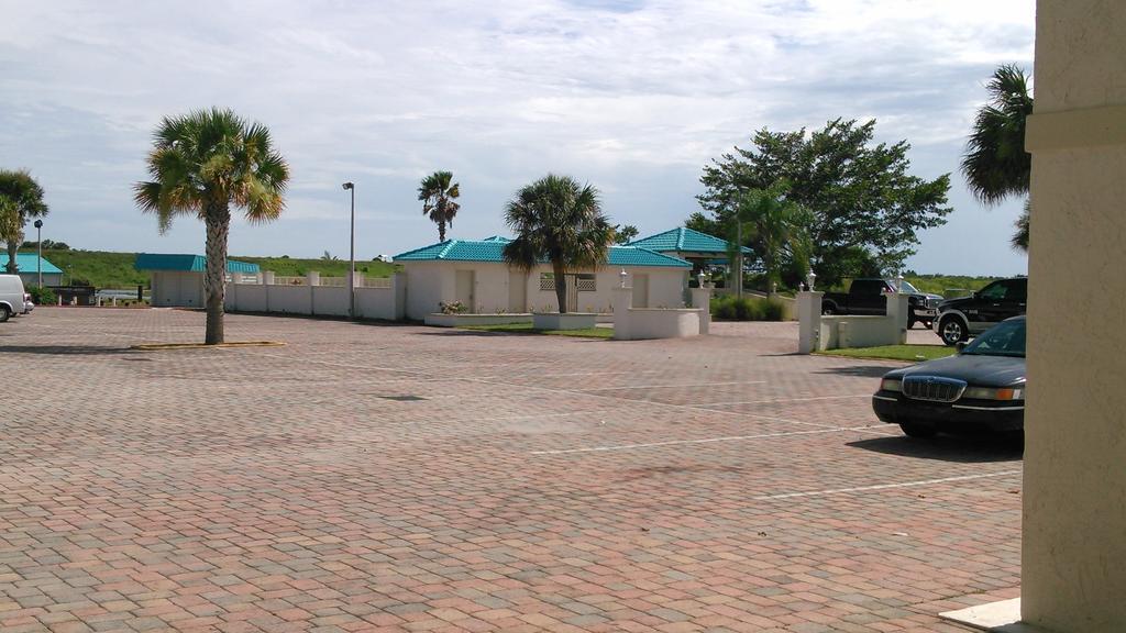 Days Inn & Suites By Wyndham Lake Okeechobee Exterior photo