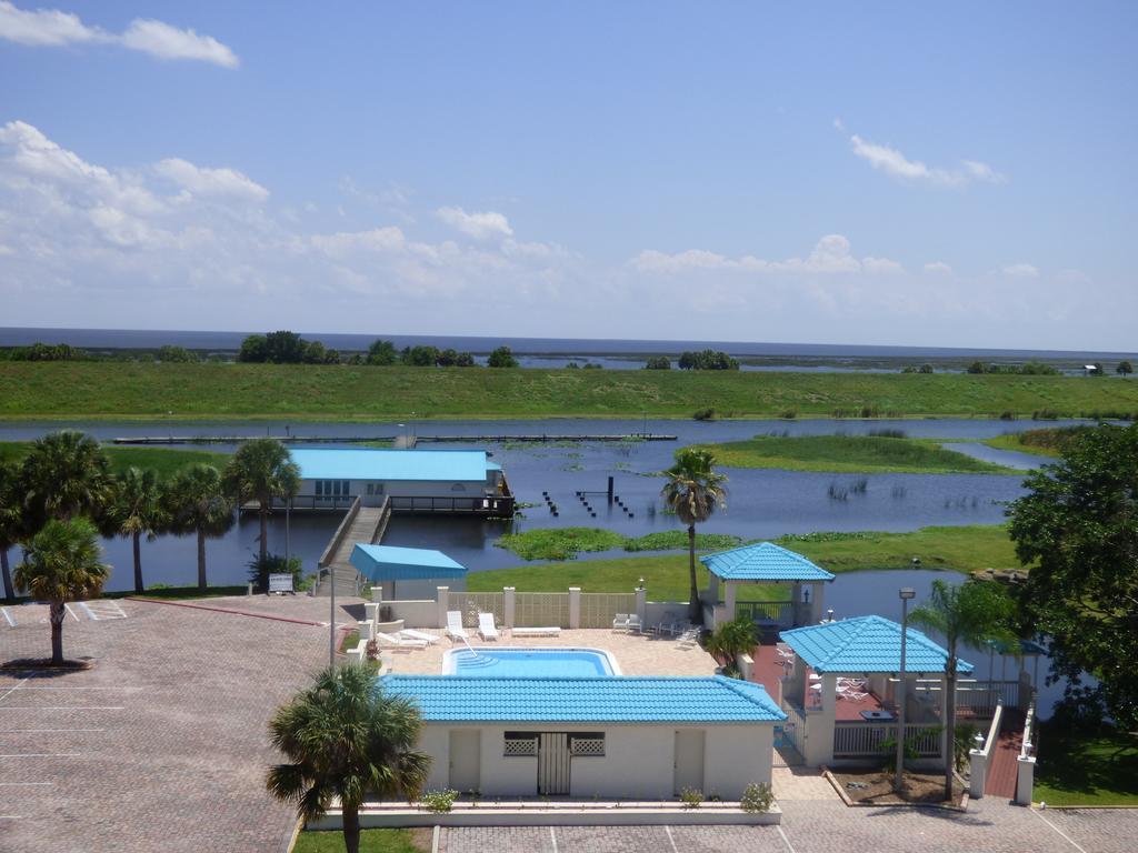 Days Inn & Suites By Wyndham Lake Okeechobee Exterior photo