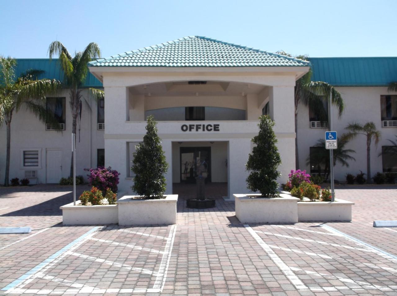 Days Inn & Suites By Wyndham Lake Okeechobee Exterior photo