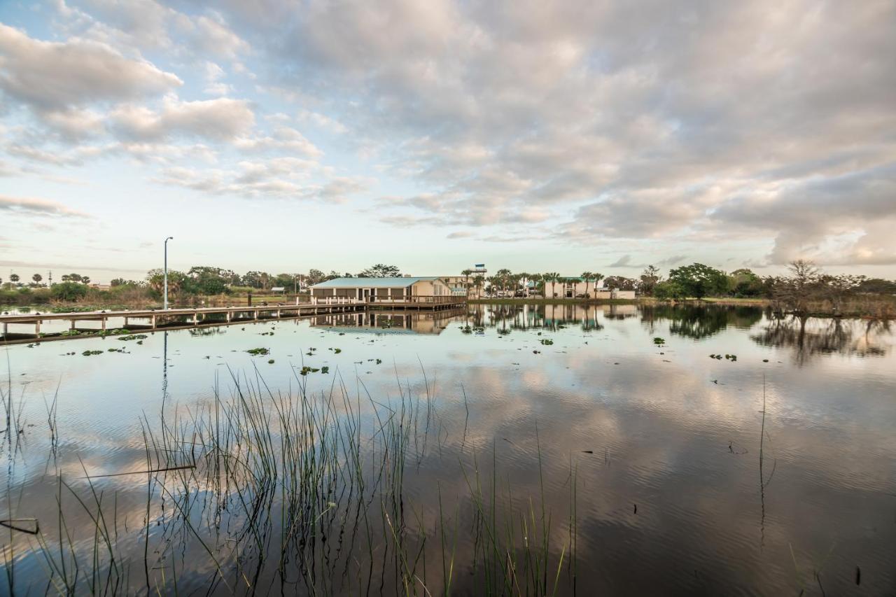 Days Inn & Suites By Wyndham Lake Okeechobee Exterior photo